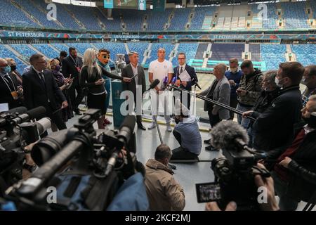 David Trezeguet (C), ambasciatore della UEFA Euro 2020 e Alexei Sorokin, amministratore delegato del comitato organizzatore locale per la UEFA Euro 2020 a San Pietroburgo, parlano con i media durante un tour dello stadio Gazprom Arena, uno dei luoghi di accoglienza del torneo, il 22 maggio 2021 a San Pietroburgo, Russia. (Foto di Mike Kireev/NurPhoto) Foto Stock