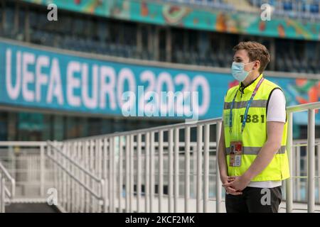 Steward si occupa di un tour dei media allo stadio Gazprom Arena, uno dei luoghi in cui si svolge il torneo, il 22 maggio 2021 a San Pietroburgo, Russia. (Foto di Mike Kireev/NurPhoto) Foto Stock