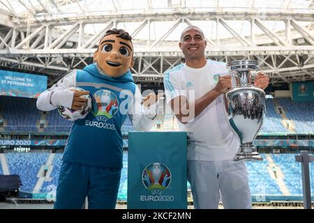 David Trezeguet (R), ambasciatore della UEFA Euro 2020 e Skillzy, mascotte del torneo, posa per una foto insieme alla Henri Delaunay Cup, il trofeo UEFA Euro 2020, durante un tour mediatico allo stadio Gazprom Arena, uno dei luoghi in cui si svolge il torneo, il 22 maggio 2021 a San Pietroburgo, Russia. (Foto di Mike Kireev/NurPhoto) Foto Stock