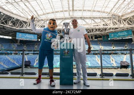 David Trezeguet (R), ambasciatore della UEFA Euro 2020 e Skillzy, mascotte del torneo, posa per una foto insieme alla Henri Delaunay Cup, il trofeo UEFA Euro 2020, durante un tour mediatico allo stadio Gazprom Arena, uno dei luoghi in cui si svolge il torneo, il 22 maggio 2021 a San Pietroburgo, Russia. (Foto di Mike Kireev/NurPhoto) Foto Stock