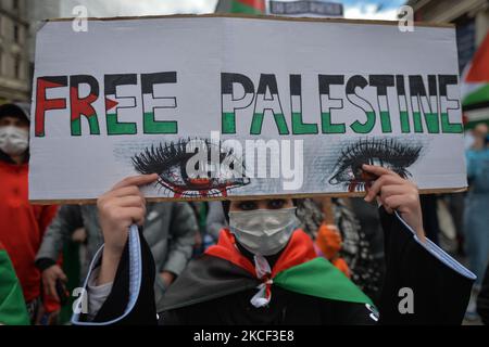 Manifestanti pro-palestinesi visti fuori dal GPO su o'Connell Street, Dublino, durante una protesta 'Rally per la Palestina'. Sabato, 22 maggio 2021, a Dublino, Irlanda. (Foto di Artur Widak/NurPhoto) Foto Stock