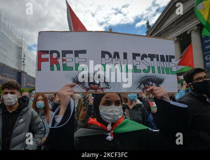 Manifestanti pro-palestinesi visti fuori dal GPO su o'Connell Street, Dublino, durante una protesta 'Rally per la Palestina'. Sabato, 22 maggio 2021, a Dublino, Irlanda. (Foto di Artur Widak/NurPhoto) Foto Stock