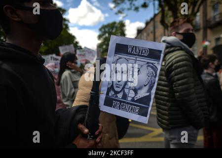 Un manifestante pro-palestinese ha in mano un cartello con l'immagine di Benjamin Netanyahu, primo ministro di Israele, davanti all'ambasciata israeliana su Pembroke Road a Dublino, durante una protesta 'Rally per la Palestina'. Sabato, 22 maggio 2021, a Dublino, Irlanda. (Foto di Artur Widak/NurPhoto) Foto Stock