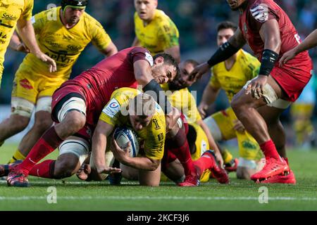 Pierre Bourgarit di la Rochelle è affrontato da Rory Arnold di Tolosa durante la partita della Coppa dei campioni europea tra la Rochelle e Tolosa allo stadio Twickenham, Londra, Inghilterra il 22nd maggio 2021. (Foto di Juan Gasparin/MI News/NurPhoto) Foto Stock