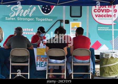 Le persone si registrano per ricevere un vaccino Pfizer COVID-19 in un sito di vaccinazione mobile presso la Oak Ridge High School il 22 maggio 2021 a Orlando, Florida. Il dipartimento sanitario della contea di Orange ha chiuso ieri il suo sito di vaccinazione di massa presso il Centro Congressi della contea di Orange, mentre si sposta verso siti mobili più piccoli con una nuova attenzione alla vaccinazione degli adolescenti. (Foto di Paul Hennessy/NurPhoto) Foto Stock