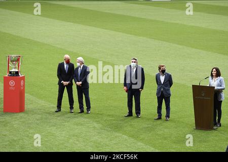 (L-R) Luis Rubiales, Enrique Cerezo, il ministro della Cultura e dello Sport Jose Manuel Rodriguez Uribes, il sindaco Jose Luis Martinez-Almeida, presidente della Comunità di Madrid Isabel Diaz Ayuso durante la cerimonia di presentazione del trofeo di campionato la Liga 20/21 a Estadio Wanda Metropolitano il 23 maggio 2021 a Madrid, Spagna. (Foto di Jose Breton/Pics Action/NurPhoto) Foto Stock