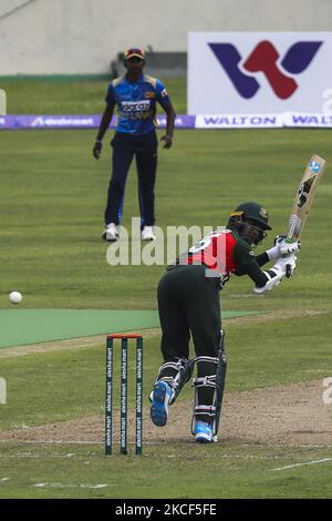 Lo Shakib al Hasan del Bangladesh suona un colpo durante la prima partita di cricket internazionale (ODI) di un giorno tra lo Sri Lanka e il Bangladesh allo stadio nazionale di cricket Sher-e-Bangla di Dhaka il 23 maggio 2021. (Foto di Ahmed Salahuddin/NurPhoto) Foto Stock