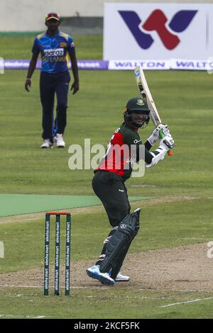 Lo Shakib al Hasan del Bangladesh suona un colpo durante la prima partita di cricket internazionale (ODI) di un giorno tra lo Sri Lanka e il Bangladesh allo stadio nazionale di cricket Sher-e-Bangla di Dhaka il 23 maggio 2021. (Foto di Ahmed Salahuddin/NurPhoto) Foto Stock