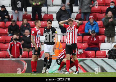 Il Carl Winchester di Sunderland reagisce al fischio finale durante la partita della Sky Bet League 1 tra Sunderland e Lincoln City allo Stadio di luce di Sunderland sabato 22nd maggio 2021. (Foto di Mark Fletcher/MI News/NurPhoto) Foto Stock