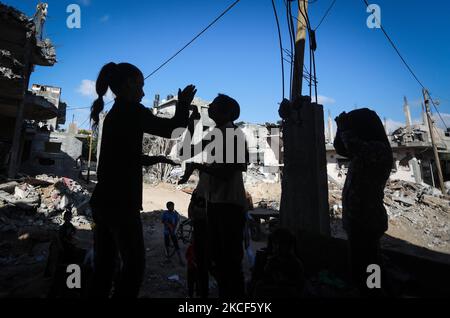 Le ragazze palestinesi giocano accanto alle macerie di una casa distrutta dagli attacchi aerei israeliani all'inizio di questo mese a Beit Hanoun, nella striscia di Gaza settentrionale, il 24 maggio 2021. – Alla fine della settimana scorsa è Stato Raggiunto Un cessate il fuoco dopo 11 giorni di violenza mortale tra Israele e il movimento di Hamas che gestisce Gaza. La tregua ha fermato il devastante bombardamento di Israele sulla sovraffollata enclave costiera palestinese che, secondo il ministero della salute di Gaza, ha ucciso 248 palestinesi, di cui 66 bambini, e ferito più di 1.900 persone. Nel frattempo, i razzi di Gaza hanno causato 12 vittime in Israele, di cui una Foto Stock