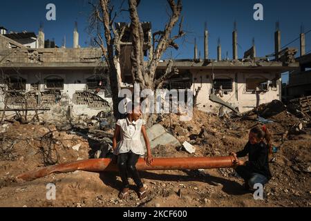 Le ragazze palestinesi giocano accanto alle macerie di una casa distrutta dagli attacchi aerei israeliani all'inizio di questo mese a Beit Hanoun, nella striscia di Gaza settentrionale, il 24 maggio 2021. – Alla fine della settimana scorsa è Stato Raggiunto Un cessate il fuoco dopo 11 giorni di violenza mortale tra Israele e il movimento di Hamas che gestisce Gaza. La tregua ha fermato il devastante bombardamento di Israele sulla sovraffollata enclave costiera palestinese che, secondo il ministero della salute di Gaza, ha ucciso 248 palestinesi, di cui 66 bambini, e ferito più di 1.900 persone. Nel frattempo, i razzi di Gaza hanno causato 12 vittime in Israele, di cui una Foto Stock