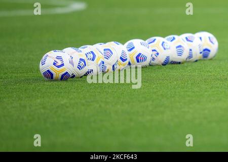 Alcune palle ufficiali Nike della Serie a italiana durante la Serie A partita tra SSC Napoli e Hellas Verona allo Stadio Diego Armando Maradona, Napoli, Italia il 23 maggio 2021. (Foto di Giuseppe Maffia/NurPhoto) Foto Stock