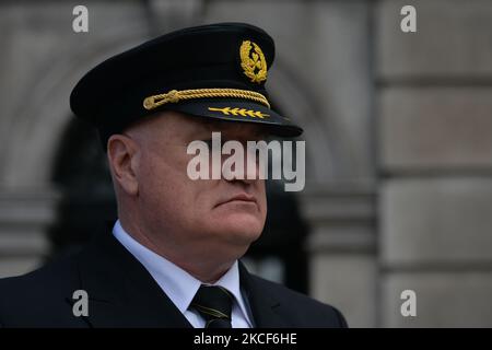 Il capitano Evan Cullen, presidente della IALPA (Irish Airline Pilots' Association), visto durante la protesta del "Recover Irish Aviation" al di fuori di Leinster House a Dublino, ha invitato il governo a porre fine al ritardo nella ripresa dei viaggi internazionali e a introdurre test rapidi sull'antigene per i passeggeri delle compagnie aeree. Lunedì 24 maggio 2021 a Dublino, Irlanda. (Foto di Artur Widak/NurPhoto) Foto Stock