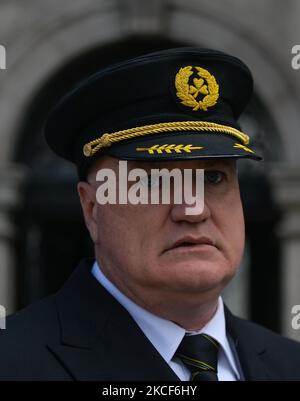 Il capitano Evan Cullen, presidente della IALPA (Irish Airline Pilots' Association), visto durante la protesta del "Recover Irish Aviation" al di fuori di Leinster House a Dublino, ha invitato il governo a porre fine al ritardo nella ripresa dei viaggi internazionali e a introdurre test rapidi sull'antigene per i passeggeri delle compagnie aeree. Lunedì 24 maggio 2021 a Dublino, Irlanda. (Foto di Artur Widak/NurPhoto) Foto Stock