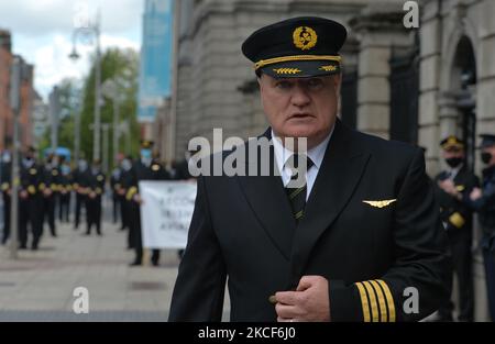 Il capitano Evan Cullen, presidente della IALPA (Irish Airline Pilots' Association), visto durante la protesta del "Recover Irish Aviation" al di fuori di Leinster House a Dublino, ha invitato il governo a porre fine al ritardo nella ripresa dei viaggi internazionali e a introdurre test rapidi sull'antigene per i passeggeri delle compagnie aeree. Lunedì 24 maggio 2021 a Dublino, Irlanda. (Foto di Artur Widak/NurPhoto) Foto Stock