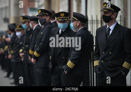 I membri dell'Associazione dei piloti "Recover Irish Aviation” protestano al di fuori di Leinster House a Dublino, dove hanno invitato il governo a porre fine al ritardo nella ripresa dei viaggi internazionali e a introdurre test rapidi sull'antigene per i passeggeri delle compagnie aeree. Lunedì 24 maggio 2021 a Dublino, Irlanda. (Foto di Artur Widak/NurPhoto) Foto Stock