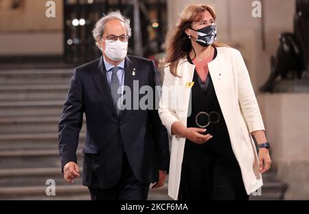 L'ex presidente Quim Torra e il presidente del Parlamento, Laura Borras, lasciano il Palau de la Generalitat per assistere alla proclamazione di Pere Aragones come nuovo presidente della Generalitat della Catalogna, a Barcellona il 24th maggio 2021. -- (Foto di Urbanandsport/NurPhoto) Foto Stock