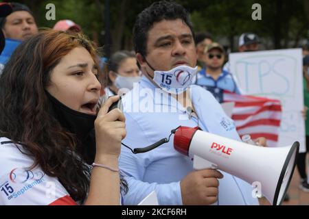 Sep15 i manifestanti di movimenti chiedono al Presidente Biden un nuovo TPS (Stato di protezione temporanea) per gli immigrati centroamericani durante un raduno di oggi il 24 maggio 2021 di fronte alla Casa Bianca a Washington DC, USA. (Foto di Lenin Nolly/NurPhoto) Foto Stock