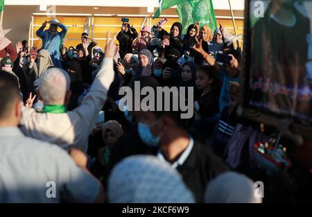 Yahya Sinwar, leader palestinese di Hamas nella striscia di Gaza, saluta i sostenitori di un raduno in seguito ad un cessate il fuoco raggiunto dopo una guerra di 11 giorni tra i governanti di Hamas di Gaza e Israele, lunedì 24 maggio 2021 a Gaza City, La striscia di Gaza. (Foto di Majdi Fathi/NurPhoto) Foto Stock