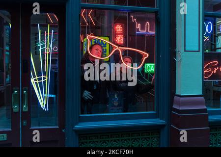 LONDRA, REGNO UNITO - 25 MAGGIO 2021: I neon maker e designer Linda e Marcus Bracey (R-L) di Gods Own Junkyard posano accanto a un'installazione caratterizzata da insegne e neon del film Judge Dredd creato da Chris Bracey durante un invito fotografico per la mostra 'Electric City' al Leadenhall Market, il 25 maggio 2021 a Londra, Inghilterra. La collaborazione di Gods Own Junkyard's e Leadenhall Market 'Electric City' (26th maggio – sabato 31st luglio 2021) è una coinvolgente mostra di neon e set-pieces realizzati per il film, tra cui le opere di insegne di Stanley Kubrick's Eyes Wide Shut, Judge Dredd, Batman, Foto Stock