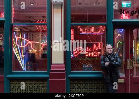 LONDRA, REGNO UNITO - 25 MAGGIO 2021: Il creatore e designer di neon Marcus Bracey of Gods Own Junkyard propone accanto a un'installazione con insegne e neon del film Judge Dredd creato dal compianto Chris Bracey durante una chiamata fotografica per la mostra 'Electric City' al Leadenhall Market, il 25 maggio 2021 a Londra, Inghilterra. La collaborazione di Gods Own Junkyard's e Leadenhall Market 'Electric City' (26th maggio – sabato 31st luglio 2021) è una coinvolgente mostra di neon e set-pieces realizzati per il film, tra cui le opere di insegne di Stanley Kubrick's Eyes Wide Shut, Judge Dredd, Batman, Tomb Raider, Char Foto Stock