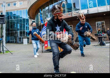 L'organizzazione Free West Papua Campaign Nederland in collaborazione con la rivolta di estinzione ha tenuto una manifestazione davanti alla Camera del Parlamento, all'Aia per il riconoscimento della prospettiva e della sovranità dei popoli indigeni in tutto il mondo. Nel Papua occidentale, le famiglie e i loro figli sono sfollati dai loro villaggi a causa delle operazioni militari dell'Indonesia nella zona. Durante la manifestazione, hanno offerto una lettera ai politici chiedendo loro di ascoltare le voci indigene, il 25th maggio 2021. (Foto di Romy Arroyo Fernandez/NurPhoto) Foto Stock