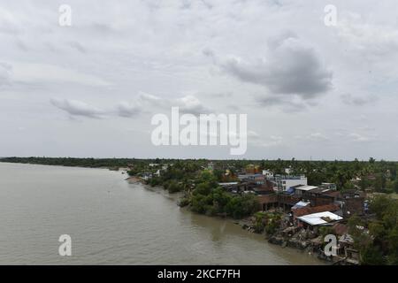 Una vista del residence adiacente alla zona costiera del Bengala Occidentale. L'India ha sostenuto un altro ciclone 'Yaas' sulla sua costa orientale. Le attività delle ferrovie orientali sono sospese tra il 25th maggio e il 29th maggio. Il 25 maggio 2021 è stata lanciata una massiccia unità di evacuazione in tutte le aree a bassa stesa e nelle vulnerabili tasche da tempesta, sia in Odisha che nel Bengala Occidentale. (Foto di Sukhomoy Sen/NurPhoto) Foto Stock