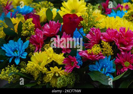 Una corone funerarie fatte da diversi fiori tinti con i colori della bandiera nazionale colombiana è impostato come la gente si riunisce a Plaza de Bolivar di fronte al Congresso Capitol per sostenere la mozione di censura al ministro della Difesa della Colombia Diego Molano dopo almeno 45 morti in casi di brutalità della polizia durante Le proteste contro il governo contro le riforme fiscali e sanitarie e la brutalità della polizia si sono evolute in Colombia nelle ultime settimane, a Bogotà, in Colombia, il 24 maggio 2021. (Foto di Sebastian Barros/NurPhoto) Foto Stock