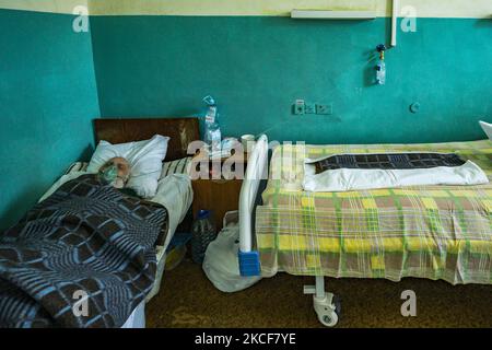 Un vecchio covid-19 paziente con una maschera oxigen nella zona di cure intensive di un ospedale a Kyiv, Ucraina, il 25 maggio 2021. (Foto di Celestino Arce/NurPhoto) Foto Stock
