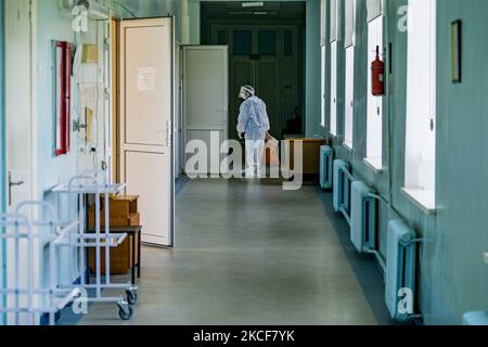 Operatore sanitario con le attrezzature di protezione personale nell'unità di cure intensive per i pazienti cocid-19 in un ospedale a Kiev, Ucraina, il 25 maggio 2021. (Foto di Celestino Arce/NurPhoto) Foto Stock