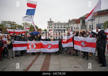 I bielorussi che vivono in Polonia e i loro sostenitori polacchi con bandiere storiche bianche-rosse-bianche e slogan anti Lukashenko sono visti a Sopot, Polonia il 25 maggio 2021 persone si sono riunite per sostenere l'opposizione bielorussa e sono state arrestate a Minsk Roman Protasevich, ex redattore capo del telegramma Nexta (Nehta) e canale youtube che copre le proteste bielorusse. (Foto di Michal Fludra/NurPhoto) Foto Stock