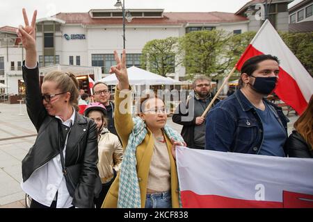 I bielorussi che vivono in Polonia e i loro sostenitori polacchi con bandiere storiche bianche-rosse-bianche e slogan anti Lukashenko sono visti a Sopot, Polonia il 25 maggio 2021 persone si sono riunite per sostenere l'opposizione bielorussa e sono state arrestate a Minsk Roman Protasevich, ex redattore capo del telegramma Nexta (Nehta) e canale youtube che copre le proteste bielorusse. (Foto di Michal Fludra/NurPhoto) Foto Stock