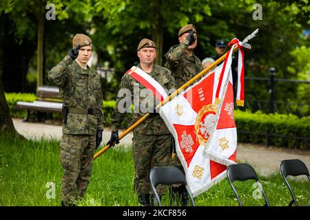 L'Esercito della Terra ha messo in guardia a Breslavia, in Polonia, il 25 maggio 2021, durante il 74th° anniversario della morte di Witold Pilecki. Witold Pilecki (13 maggio 1901 – 25 maggio 1948) è stato un . All'inizio della seconda guerra mondiale cofondò il movimento di resistenza dell'Esercito Polacco Segreto. (Foto di Krzysztof Zatycki/NurPhoto) Foto Stock