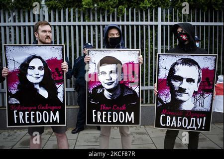 Bielorussi e polacchi si sono riuniti davanti all'ambasciata bielorussa a Varsavia in una protesta contro la dittatura di Lukashenko, chiedendo il rilascio di oltre 400 prigionieri politici detenuti dal regime del presidente. Varsavia, Polonia, il 25th maggio 2021. (Foto di Piotr Lapinski/NurPhoto) Foto Stock