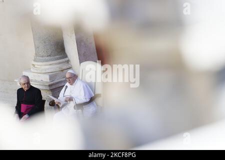 Papa Francesco consegna il suo discorso nel cortile di San Damaso in Vaticano al termine della sua udienza generale settimanale, il 26 maggio 2021 nella Città del Vaticano. (Foto di massimo Valicchia/NurPhoto) Foto Stock