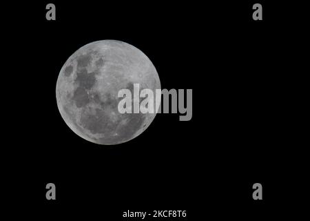 La luna piena è vista prima di un'eclissi lunare totale da Sydney, Australia il 26 maggio 2021. (Foto di Izhar Khan/NurPhoto) Foto Stock