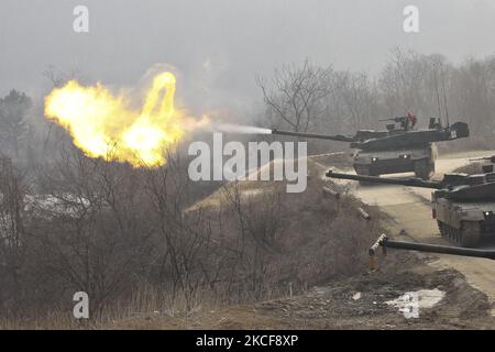 In queste foto scattate la data è il 11 febbraio 2015. I carri armati dell'Esercito militare sudcoreano prendono fuoco vivo vicino al monte Yongmoonsan a Yangpyeong, Corea del Sud. (Foto di Seung-il Ryu/NurPhoto) Foto Stock