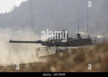 In queste foto scattate la data è il 11 febbraio 2015. I carri armati dell'Esercito militare sudcoreano prendono fuoco vivo vicino al monte Yongmoonsan a Yangpyeong, Corea del Sud. (Foto di Seung-il Ryu/NurPhoto) Foto Stock