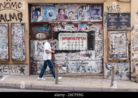 Un uomo ha visto camminare davanti a un negozio chiuso nel centro di Atene, in Grecia, il 26 maggio 2021. (Foto di Nikolas Kokovlis/NurPhoto) Foto Stock