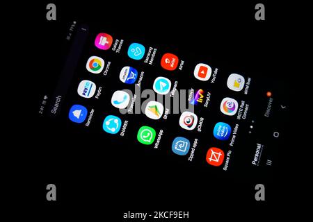 Il logo dell'app Messenger WhatsApp è visualizzato sullo schermo di uno smartphone a Nuova Delhi, India, il 27 maggio 2021. WhatsApp ha presentato un reclamo legale a Delhi contro il governo che cerca di bloccare le normative che entreranno in vigore da mercoledì, secondo gli esperti, costringerebbe l'unità Facebook con sede in California a infrangere le protezioni sulla privacy, secondo le fonti Reuters. (Foto di Mayank Makhija/NurPhoto) Foto Stock