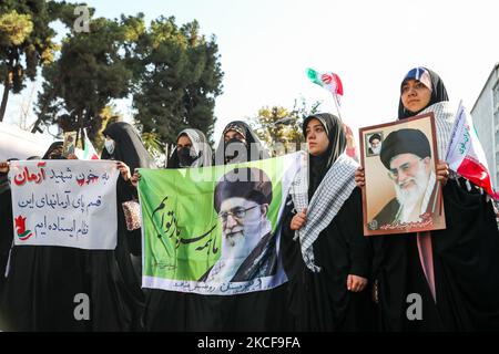 Teheran, Iran. 04th Nov 2022. Il sostenitore del pro-governo tiene in mano i manifesti del leader supremo iraniano Ayatollah Ali Khamenei durante un incontro dall'ex ambasciata degli Stati Uniti a Teheran, Iran il 2022 novembre, per celebrare l'anniversario della presa dell'ambasciata degli Stati Uniti nel 1979. Foto del Presidente iraniano Ufficio stampa/UPI Credit: UPI/Alamy Live News Foto Stock