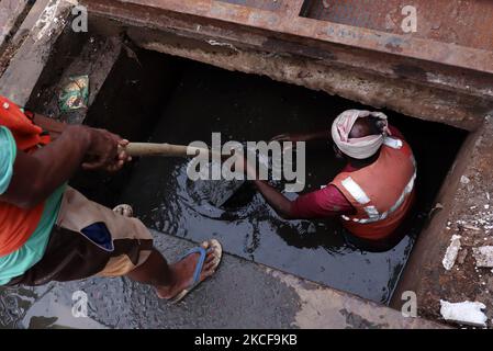 Lavoratori municipali che puliscono gli scarichi della città di Guwahati prima della stagione delle inondazioni, a Guwahati, Assam, India, il 27 maggio 2021. (Foto di David Talukdar/NurPhoto) Foto Stock