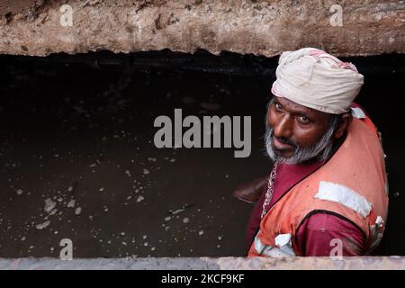 Lavoratori municipali che puliscono gli scarichi della città di Guwahati prima della stagione delle inondazioni, a Guwahati, Assam, India, il 27 maggio 2021. (Foto di David Talukdar/NurPhoto) Foto Stock