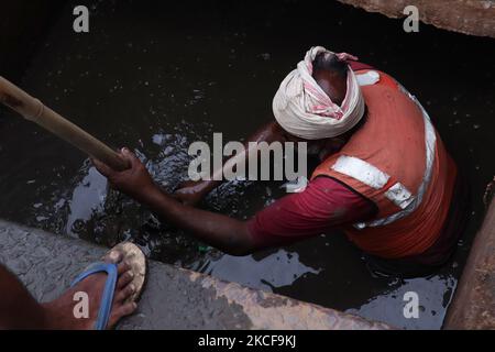 Lavoratori municipali che puliscono gli scarichi della città di Guwahati prima della stagione delle inondazioni, a Guwahati, Assam, India, il 27 maggio 2021. (Foto di David Talukdar/NurPhoto) Foto Stock