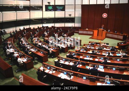 I legislatori votano sul progetto di legge “migliorare il sistema elettorale” all’interno del consiglio legislativo di Hong Kong, giovedì 27 maggio 2021. Il disegno di legge è stato superato nella LegCo di Hong Kong oggi, i critici dicono che ciò darebbe a Pechino maggiore influenza nelle prossime elezioni di Hong Kong (Foto di Vernon Yuen/NurPhoto) Foto Stock