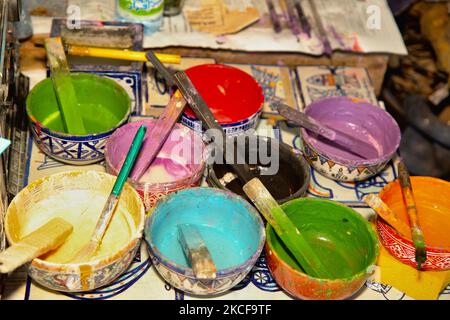 Dipinge su un banco di lavoro in una scuola di progettazione ceramica insegnamento nella città di Fez, Marocco, Africa. (Foto di Creative Touch Imaging Ltd./NurPhoto) Foto Stock