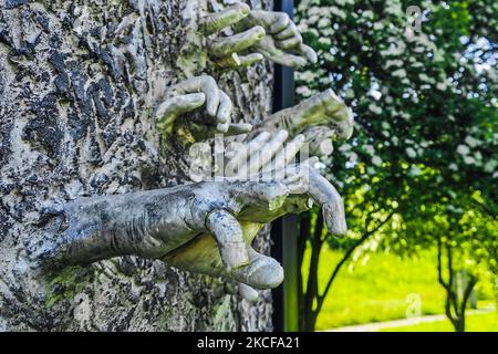 Una nuova installazione presso l'ex campo di concentramento nazista Cracovia-Plaszow a Cracovia, Polonia, il 26 maggio 2021. Una scultura fu realizzata dagli studenti della VI Scuola superiore, intitolata ad Adam Mickiewicz, come parte del KL Plaszow. Storia che collega laboratori organizzati dal Museo di KL Plaszow. Un'opera d'arte rompe simbolicamente la barriera tra passato e presente. (Foto di Beata Zawrzel/NurPhoto) Foto Stock