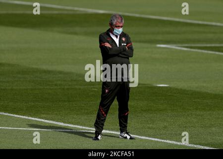 Il capo allenatore portoghese Fernando Santos si occupa di una sessione di allenamento al campo di allenamento Cidade do Futebol di Oeiras, Portogallo, il 27 maggio 2021. La squadra di calcio portoghese ha iniziato giovedì la preparazione per la UEFA EURO 2020 con due settimane di tempo prima di avere la possibilità di difendere il proprio titolo di Campionato europeo. (Foto di Pedro FiÃºza/NurPhoto) Foto Stock