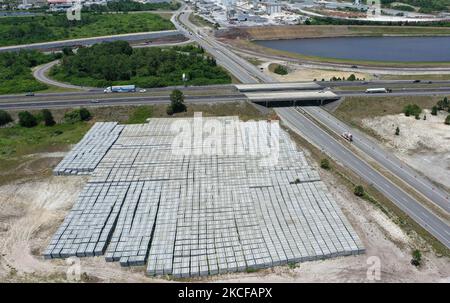 In questa vista aerea da un drone, legami ferroviari concreti per l'estensione di $2,7 miliardi di dollari, 170 miglia Brightline ad alta velocità dalla Florida del Sud all'Aeroporto Internazionale di Orlando sono visti in attesa di installazione il 27 maggio 2021 a Cocoa, Florida. Il progetto, che ha raggiunto il suo livello intermedio con un completamento previsto entro la fine del 2022, è uno dei più grandi progetti infrastrutturali finanziati privatamente del paese. Il pianale del cingolo è visto in costruzione in alto. (Foto di Paul Hennessy/NurPhoto) Foto Stock