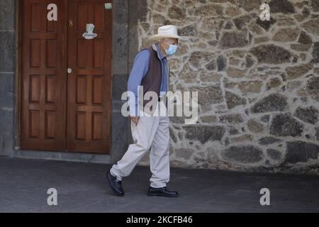 Un passerby nella zona turistica di Huasca de Ocampo, situato nello Stato di Hidalgo, durante l'emergenza sanitaria COVID-19 e il semaforo epidemiologico giallo nel comune. Il 27 maggio 2021 a Città del Messico. (Foto di Gerardo Vieyra/NurPhoto) Foto Stock